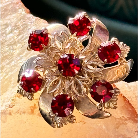 A Vintage Gold Toned Pinwheel Brooch with Red Rhinestones - Picture 1 of 7